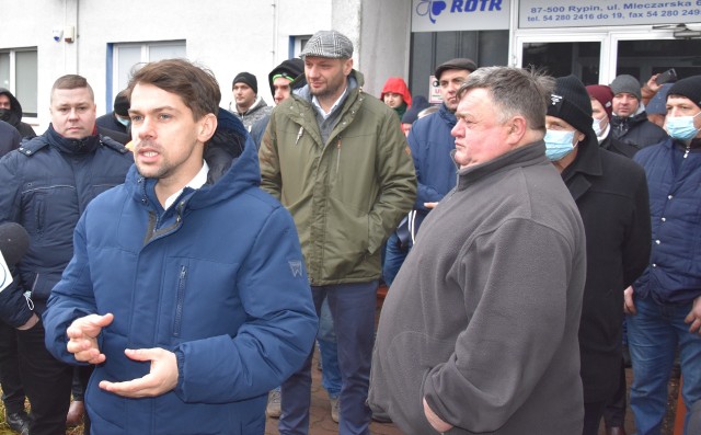 Michał Kołodziejczak (z lewej, na pierwszym planie) rozmawiał z rolnikami z powiatu rypińskiego pod upadłą mleczarnią ROTR