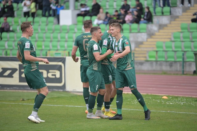 Piłkarze Olimpii mają powody do radości po zwycięstwie w Jarocinie. W środku Kamil Kurowski (nr 8) zdobywca dwóch bramek.