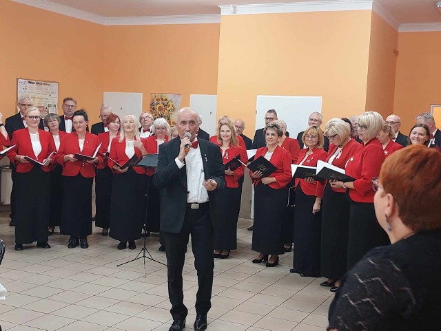 Spotkanie z okazji Święta Niepodległości zorganizowane w Sławęcinku uświetnił występem Chór "Halka" z Inowrocławia