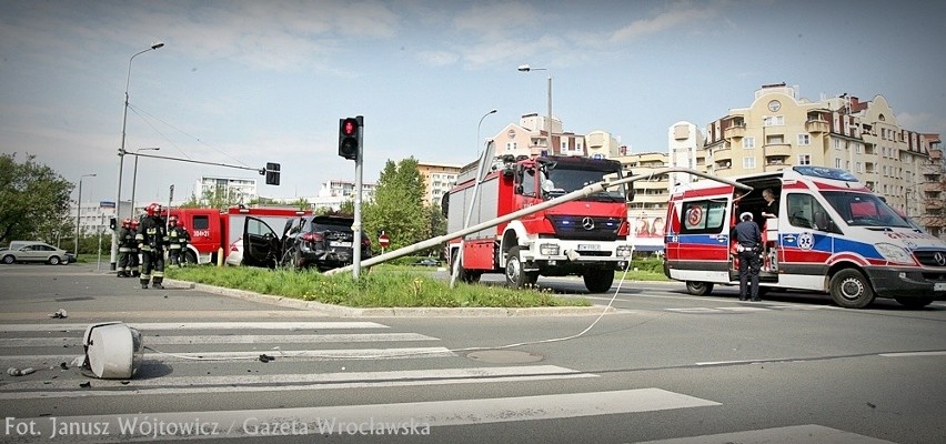 Wrocław: Wypadek Porsche na rondzie Żołnierzy Wyklętych (ZDJĘCIA)