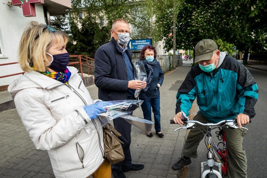 Obowiązek noszenia maseczek ma jednak zostać poluzowany, a...