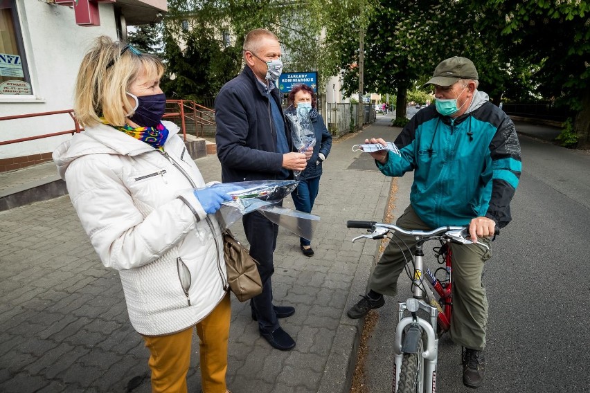 Obowiązek noszenia maseczek ma jednak zostać poluzowany, a...