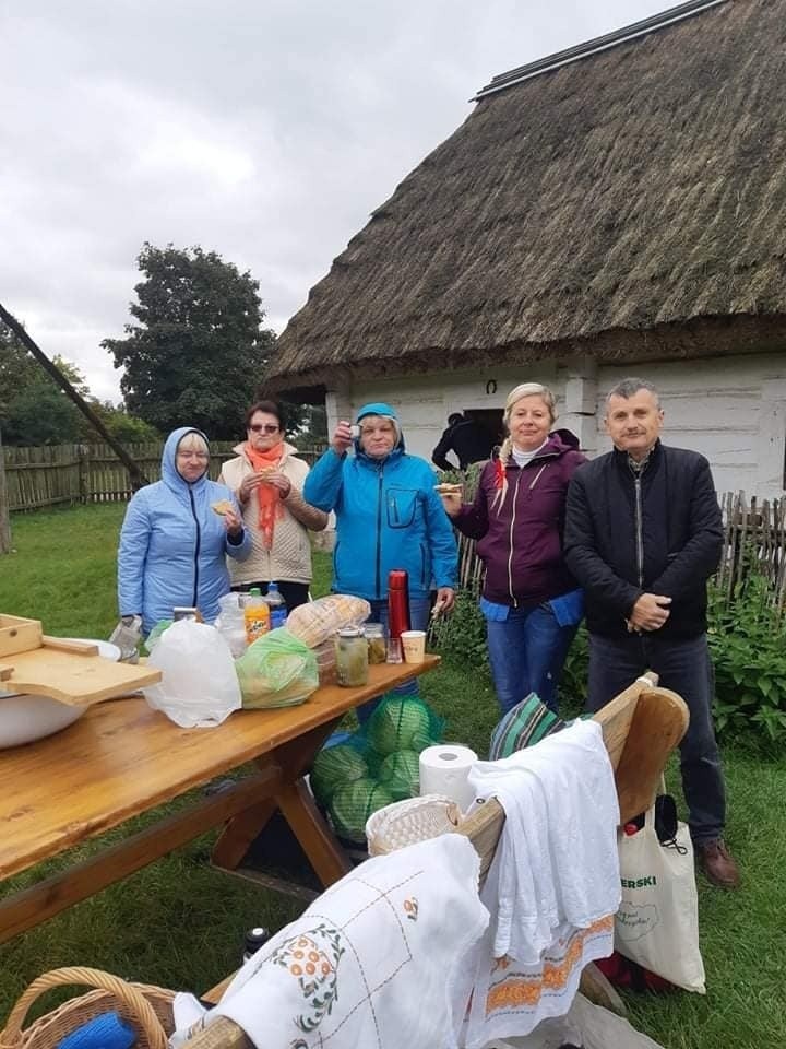 Koło Gospodyń Wiejskich Występy w gminie Krasocin w Tokarni dało pokaz kiszenia kapusty (ZDJĘCIA)