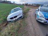 Policyjny pościg za kierowcą bmw w Gościejewie. Samochód wylądował w rowie