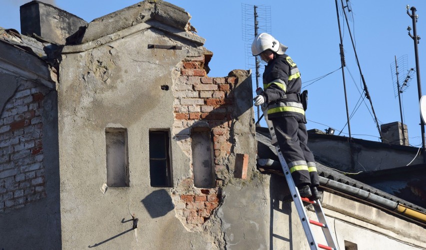 Uszkodzony dach budynku na rogu Grzymisława i Kopernika w Świeciu. Strażacy musieli usunąć luźne elementy