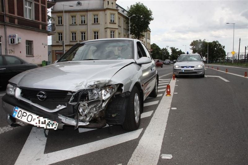 Opel zderzył się z ciężarówką.