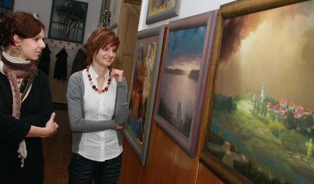 Obrazy artystów zauroczyły pszczewianki Ewę Walkowską (z lewej) i Małgorzatę Marchewkę.