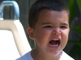 Dlaczego dzieci biją rodziców? Skąd bierze się agresja u maluchów?