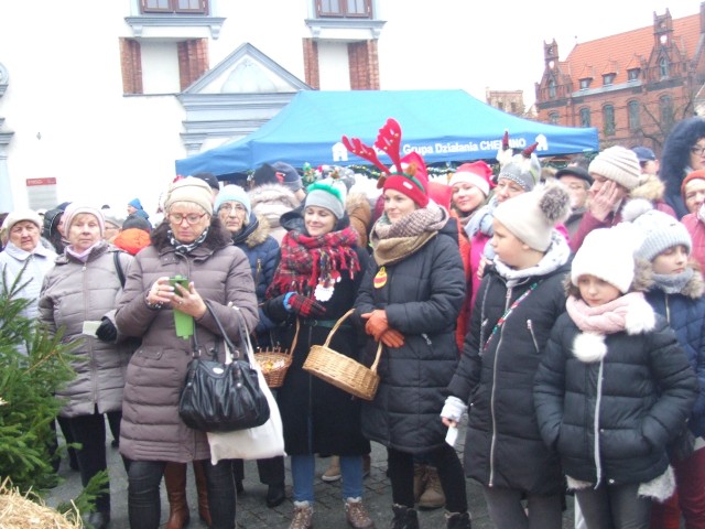 Całkiem sporo osób przyszło w sobotę na wigilijne spotkanie mieszkańców, które po raz  pierwszy zorganizowano w Chełmnie.  Na Rynku chętnych częstowano tradycyjnymi potrawami. Z bożonarodzeniowym repertuarem wystąpiły między innymi  Chór Chorus Culmensis  oraz zespół  ludowy „Pomorze”.  Życzenia mieszkańcom złożył Artur Mikiewicz, burmistrz miasta. Z dziećmi chętnie fotografował się Mikołaj.