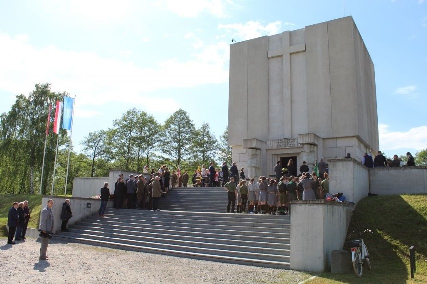 Ostrołęka. Obchody 190. rocznicy bitwy pod Ostrołęką. Msza na Fortach Bema. 26.05.2021. Zdjęcia