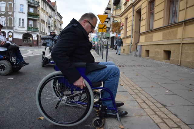 - Tu krawężnik ma 8 cm - mówi radny Grzegorz Musiałowicz, który na ul. Łokietka wsiadł na wózek, by poczuć udrękę niepełnosprawnych