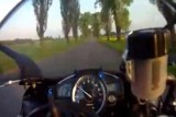 Głupota motocyklisty - 190 km/h przez wioskę, na jednym kole (FILM)