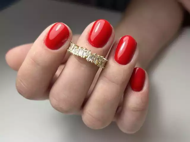 Klasyczna elegancja.Czerwony manicure jest symbolem klasy i elegancji. Odcienie czerwieni są uniwersalne i zawsze modne, pasują do każdej okazji i stylizacji, od casualowych po wieczorowe.