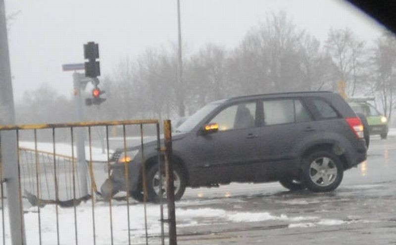 Lód skuje Polskę, będzie ślisko na drogach!