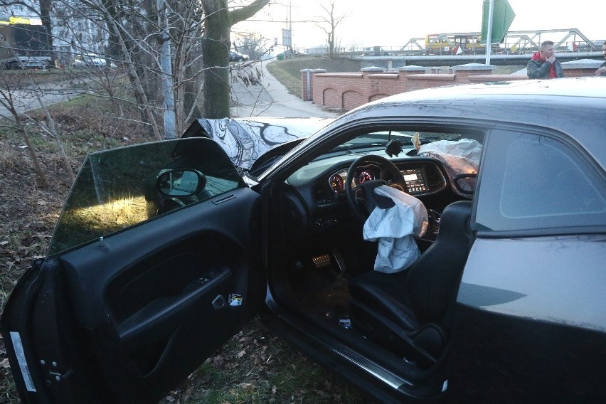 Pracownik myjni rozbił na drzewie drogi samochód klienta (ZDJĘCIA)
