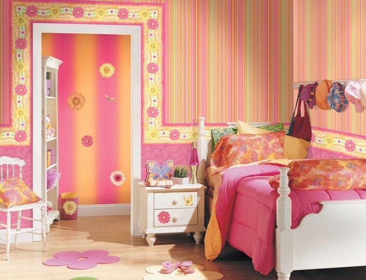 Pokój z tapetą w kolorowe paski...