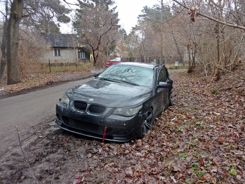 Lublin. 25-latek wjechał BMW w autobus MPK. Wrak auta został porzucony w lesie nad Zalewem Zemborzyckim