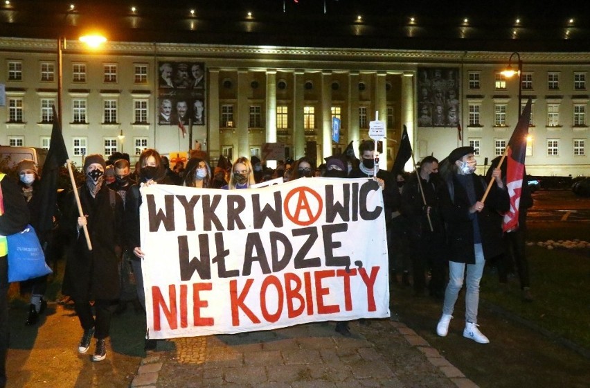 Kilkadziesiąt osób ruszyło w marszu "tysiąca zniczy"