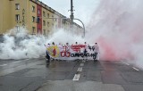 Obchody 79. rocznicy Powstania Warszawskiego w Skarżysku-Kamiennej 2023. Tłumy mieszkańców, race i baner "Pamiętamy". Film i zdjęcia