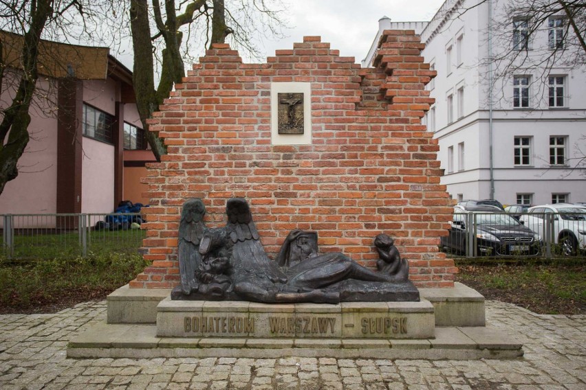 Tak pomnik Powstańców Warszawskich w Słupsku miał wyglądać w oryginale. Po 77 latach się w końcu udało