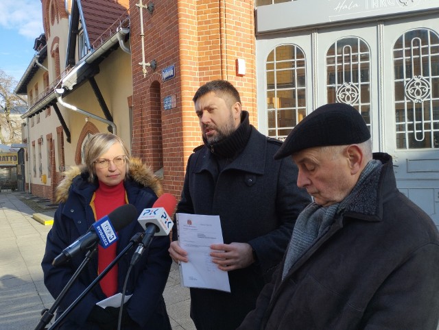 Radni zapowiedzieli wniosek o zwołanie nadzwyczajnej sesji Rady Miasta Bydgoszczy pod Halą Targową.