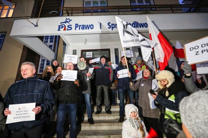 "Precz z kaczorem dyktatorem". Protest przed siedzibą PiS w Szczecinie