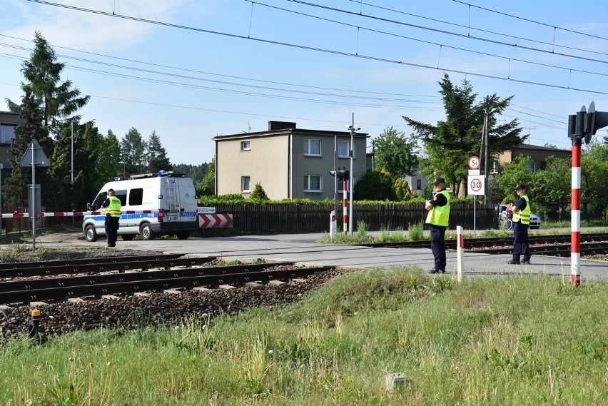 Śmiertelny wypadek na przejeździe kolejowym w Blachowni: samochód wjechał pod pociąg. Kierowca usiłował ominąć szlaban WIDEO+ZDJĘCIA