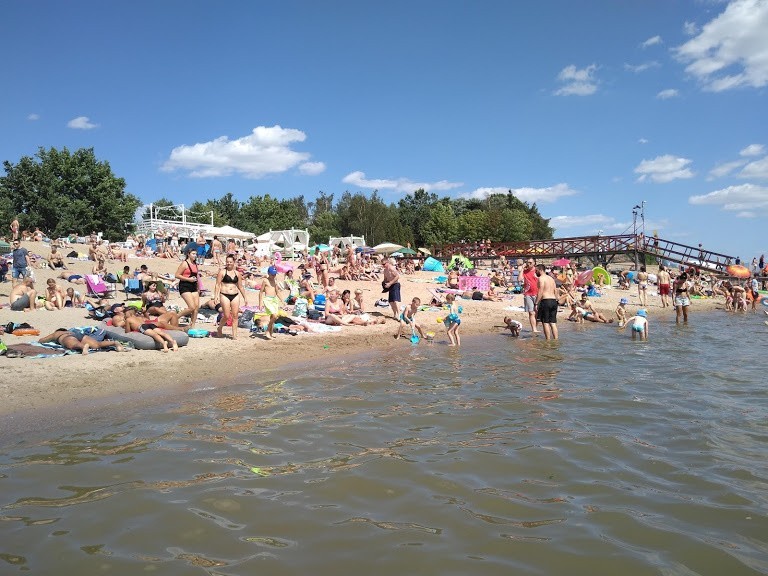 Tłumy nad Zalewem Mietkowskim. Niewielka plaża przeżywa prawdziwe oblężenie (ZDJĘCIA)