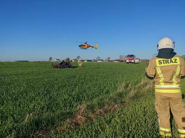 W miejscowości Karsznice Duże niedaleko Łowicza doszło do śmiertelnego w skutkach dachowania samochodu osobowego.