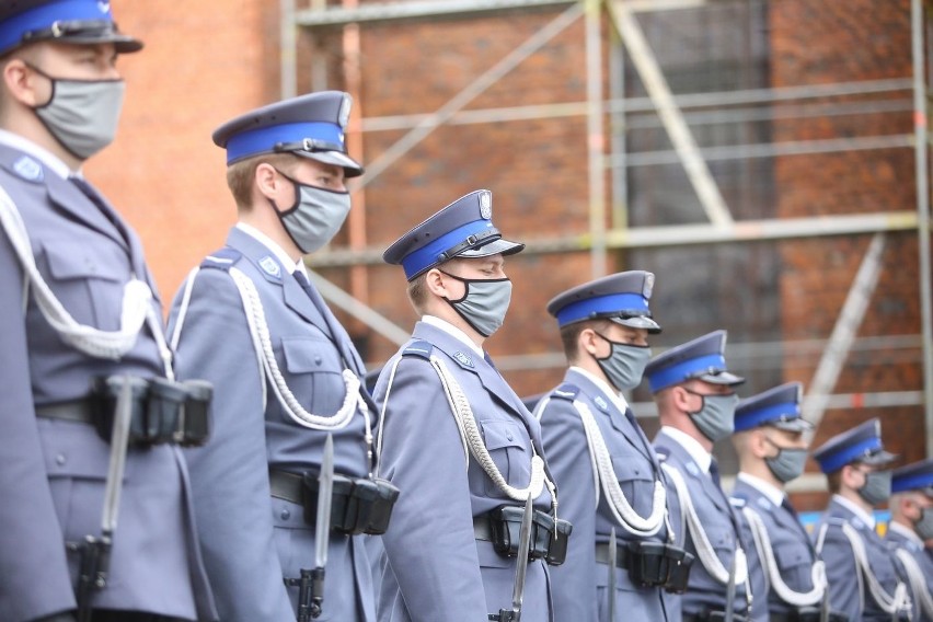 Poległy policjant został pochowany z honorami. Żegnali go...