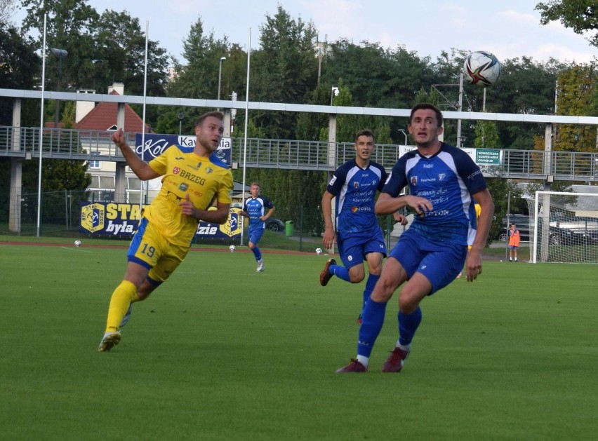 Dominik Bronisławski (z lewej) zdobył w marcu trzy gole.