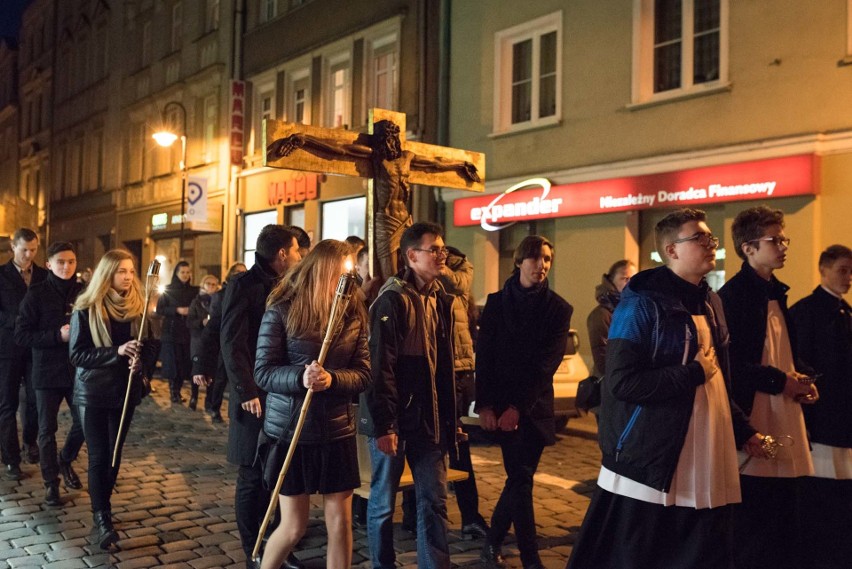 Procesja z kościoła Franciszkanów do opolskiej katedry.