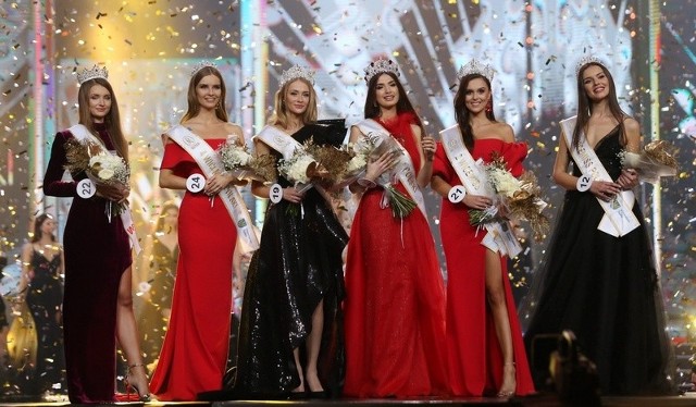 W środku Miss Polski 2019 Magdalena Kasiborska. Po jej lewej stronie Natalia Piguła, po prawej Marta Skwierczyńska.