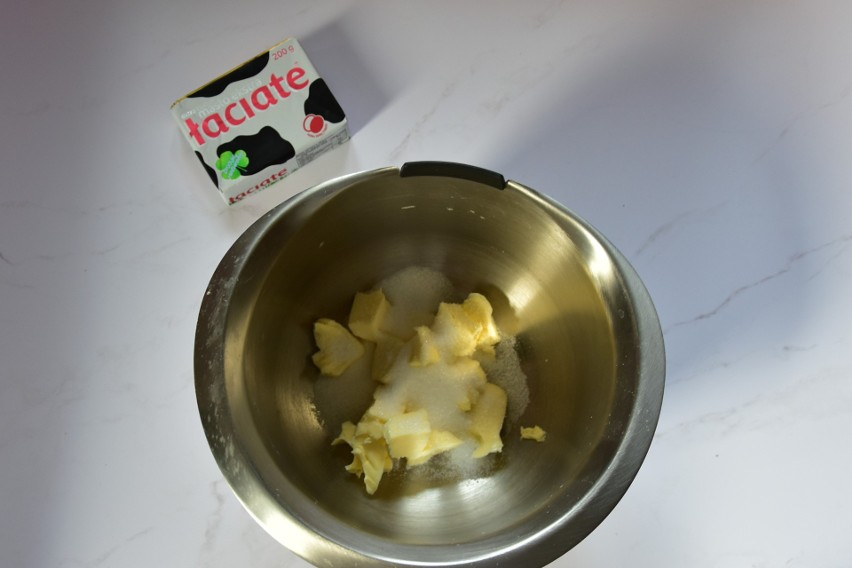 W misce robota kuchennego utrzyj miękkie masło z cukrem na...