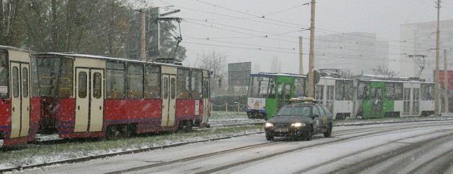 Awaria to wynika zwarcia w jednym z tramwajów.