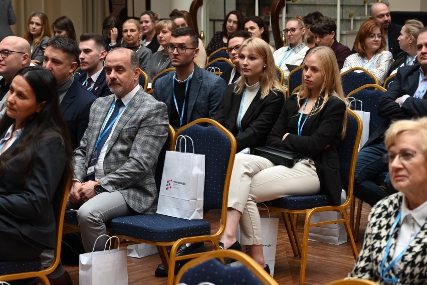 Żywa dyskusja i innowacyjne pomysły na Regionalnym Forum Ekonomicznym Nowa Energia w Kielcach. Zobacz zdjęcia