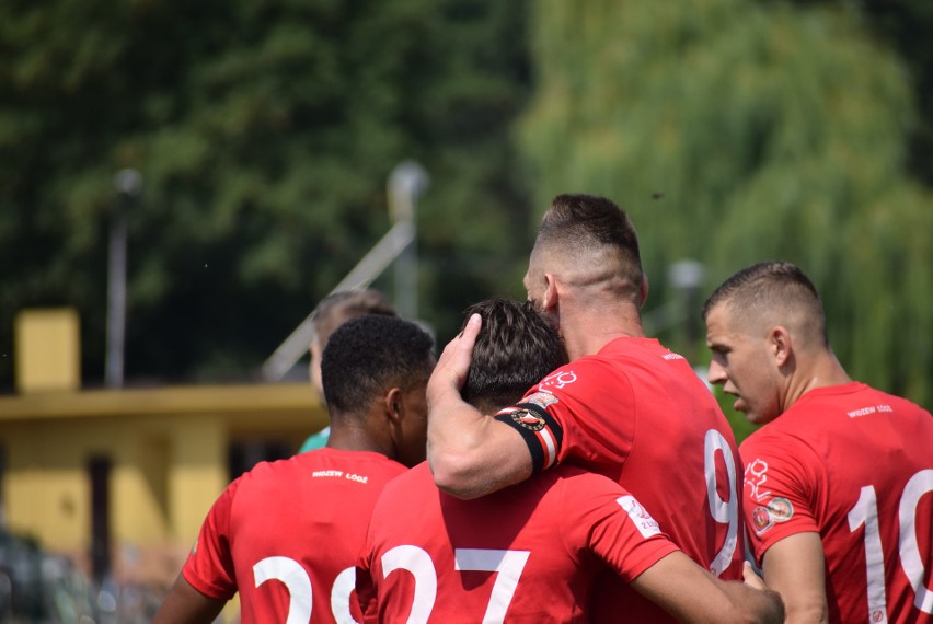 Warta Sieradz-Widzew 2:9. Drugoligowiec ,,postrzelał" sobie w starciu z czwartoligowcem. ZDJĘCIA