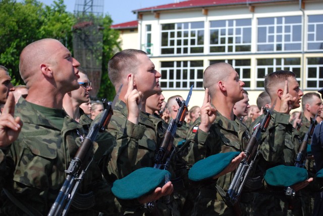 Kształci żołnierzy dla potrzeb sił powietrznych, wojsk lądowych, marynarki wojennej, sił specjalnych oraz Wojsk Obrony Terytorialnej. Tu kwalifikacje podnoszą oficerowie i podoficerowie, podchorążowie i żołnierze służby przygotowawczej. CSSP świętuje jubileusz 25-lecia.Z czego słynie koszalińska jednostka w całym kraju? Kiedy rząd decyduje o inwestycji w nowoczesny sprzęt dla sił zbrojnych, a dokładnie w systemy obrony powietrznej i przeciwrakietowej, to instruktorzy z CSSP jako pierwsi jadą do producenta na szkolenie. Nie inaczej będzie już wkrótce z systemem rakietowym Patriot. Radary, wyrzutnie, stanowiska kierowania ogniem – po instrukcje wojskowi pojadą do USA, potem podzielą się wiedzą z kadrami wojska. W tym CSSP specjalizuje się od ćwierć wieku!20 lipca 1994 roku na bazie Wyższej Szkoły Oficerskiej Wojsk Obrony Przeciwlotniczej powstało Centrum Szkolenia Obrony Przeciwlotniczej. 10 lat później – w czerwcu 2004 roku na mocy rozkazu Dowódcy Wojsk Lotniczych i Obrony Powietrznej utworzone zostało Centrum Szkolenia Sił Powietrznych im. Romualda Traugutta w Koszalinie. To jednostka wojskowa przodująca w skali Sił Zbrojnych Rzeczpospolitej Polskiej. Wielokrotnie wyróżniana przez najwyższych przełożonych za sukcesy w szkoleniu i służbie.- Nazwa się zmieniała, ale niezmiennie od 2004 roku szkolimy kadry na potrzeby między innymi wojsk obrony przeciwlotniczej, wojsk radiotechnicznych, walki i rozpoznania radioelektronicznego. Biorąc pod uwagę potrzeby szkoleniowe Wojska Polskiego rok w rok naszą szkołę opuszcza dwa tysiące absolwentów na różnych kursów – od języka angielskiego po bardzo specjalistyczne kursy wspomagające pracę oddziałów operacyjnych – akcentuje kapitan Jarosław Barczewski, oficer prasowy CSSP w Koszalinie. - W życiorys CSSP jest też wpisane kształcenie od podstaw, czyli szkolenie służby przygotowawczej, która może być później wykorzystana w Narodowych Siłach Rezerwowych i od ubiegłego roku studentów w ochotniczej Legi Akademickiej.W sobotę, 20 lipca, podczas uroczystości jubileuszu Centrum Szkolenia Sił Powietrznych w Koszalinie studenci Legii Akademickiej złożyli przysięgę wojskową. - Status żołnierza, dodany do dyplomu wyższej uczelni, znamionuje przynależność do elity narodu. Manifestuje ofiarowanie Ojczyźnie zalet, zarówno umysłu, jak i męstwa – podkreślił ppłk Józef Trejder, komendant CSSP w Koszalinie. - Żyjemy dziś w innym świecie i w innej Polsce, niż szlachetni żołnierze Legii Akademickiej z okresu II Rzeczypospolitej. Jedno się nie zmieniło. To patriotyzm. Nie ma szlachetniejszej idei. - Z uczuciem dumy i wielkim wzruszeniem przeżyliśmy jeden z najważniejszych momentów w naszym dorosłym życiu – w imieniu zaprzysiężonych żołnierzy powiedziała szeregowa Barbara Stasiak. - Weszliśmy do wielkiej żołnierskiej rodziny, dla której najważniejszym celem jest obrona naszej suwerennej ojczyzny. Ten obowiązek spełniać będziemy z honorem.Rodzice wyróżniających się żołnierzy otrzymali listy gratulacyjne. Nie zabrakło też wyróżnień i odznaczeń dla żołnierzy i pracowników MON z okazji jubileuszu 25-lecia CSSP. Po części oficjalnej kadra i podopieczni CSSP w Koszalinie pokazali ułamek możliwości szkoleniowych. Był pokaz pracy bojowej działonów przeciwlotniczych. Chętni mogli zobaczyć sprzęt wojskowy, który również wystawiły współpracujące z CSSP jednostki i służby mundurowe. Dużym zainteresowaniem cieszył się m.in. ekspozycja bazy bezpilotowych środków latających z Mirosławca. Swoje stoisko mieli rekonstruktorzy z Bałtyckiego Stowarzyszenia Miłośników Historii PERUN, dla zwiedzających czynne było Muzeum Obrony Przeciwlotniczej. Przy stoisku Wojskowej Komendy Uzupełnień można było dowiedzieć się o zasadach przystąpienia do służby wojskowej, możliwych ścieżkach kariery czy perspektywach rozwoju.Oprawę muzyczną zapewniła Orkiestra Wojskowa z Koszalina pod dowództwem tamburmajora starszego chorążego sztabowego Tomasza Zajączkowskiego, która zachwyciła gości wydarzenia nowym repertuarem. Na koniec nie zabrakło - smakującej najlepiej na świeżym powietrzu - wojskowej grochówki. Podobno z jej smaku CSSP również słynie już od 25 lat!Zobacz także Przysięga wojskowa w CSSP w Koszalinie (archiwum)