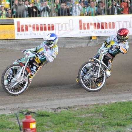 Ostatnie derby w Zielonej Górze. Prowadzi Niels Kristian Iversen, a za nim Grzegorz Walasek. Kibice Falubazu już chyba zwątpili w takie widoki...