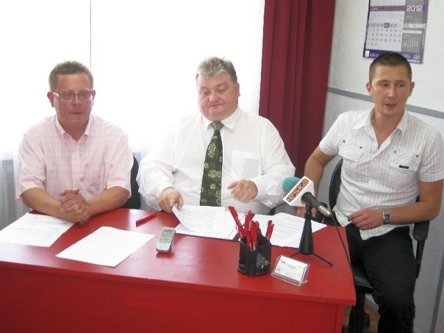 Od lewej: Marcin Pocheć i Robert Sowula, zagrożeni radni zorganizowali konferencję prasową w biurze Joanny Senyszyn, razem z jej asystentem Maciejem Kowalskim (z prawej).