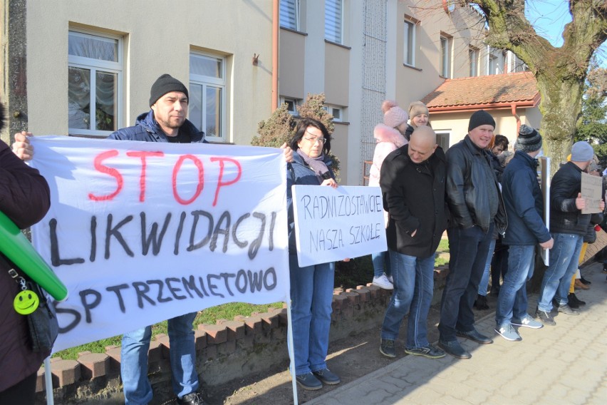 Kilkudziesięciu mieszkańców Trzemiętowa przyjechało...