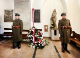 Tablica w sądeckiej bazylice upamiętnia kapłana zabitego w Katyniu. Poświecił ją biskup polowy Wojska Polskiego