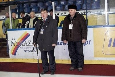 Burmistrz Nowego Targu Marek Fryźlewicz oraz przewodniczący Komitetu Organizacyjnego Kazimierz Dzielski podczas otwarcia turnieju hokejowego