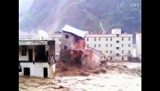 Chiny: Kilkumetrowe domy walą się jak domki z kart (wideo)