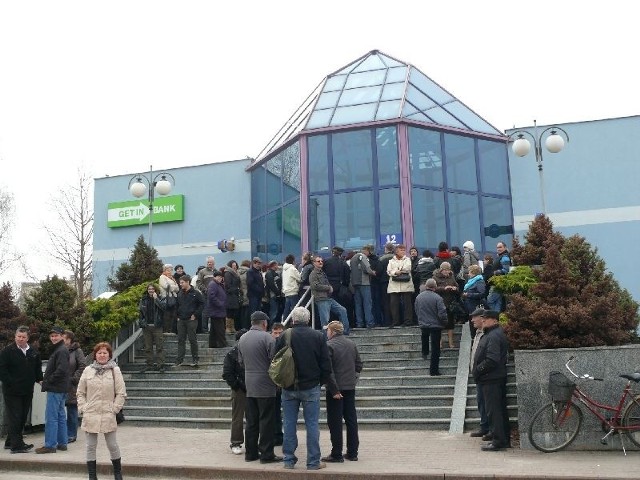 Od świtu w czwartek klienci oddziału Getin Banku w Połańcu czekali przed drzwiami placówki na jej otwarcie. Niektórzy przyszli już w nocy, by zająć sobie kolejkę.