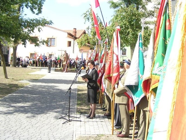 Aleksandra Grzegorczyk, przewodnicząca Społeczny Komitet Budowy Pomnika podziękowała wszystkim zebranym za wsparcie.