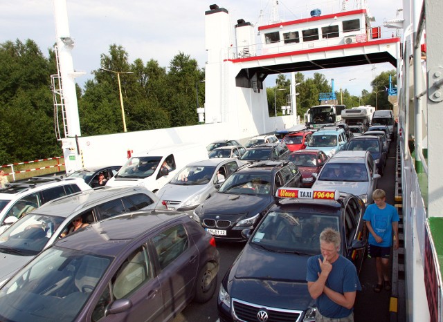 Świnoujście: Tunel może po 2013 roku...Przeprawa promowa dla niektórych może być atrakcją turystyczną. Na co dzień jednak jest uciążliwą koniecznością, kiedy trzeba najpierw odstać samochodem w godzinnej kolejce a potem kolejne minuty spędzić na promie.