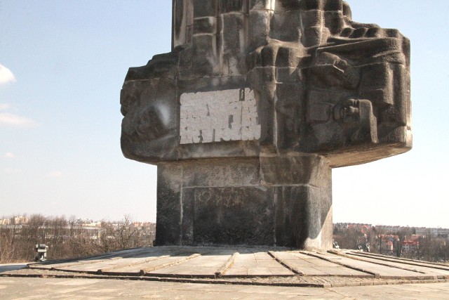 Pomnik na kieleckiej Kadzielni nie będzie wyburzony, ale zostaną usunięte z niego symbole kojarzące się z system totalitarnym. W piątek zdjęto jeden z dwóch napisów.