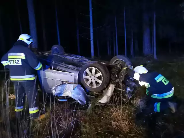 Wypadek w miejscowości Żednia koło Białegostoku. Audi zjechało do rowu i dachowało