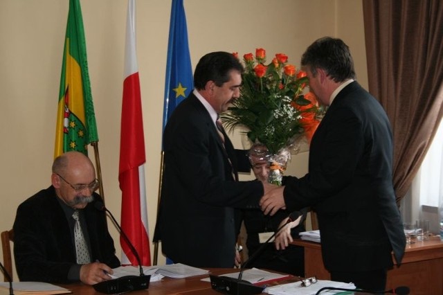 Przewodniczący Rady Powiatu Dariusz Rafalik gratuluje staroście absolutorium